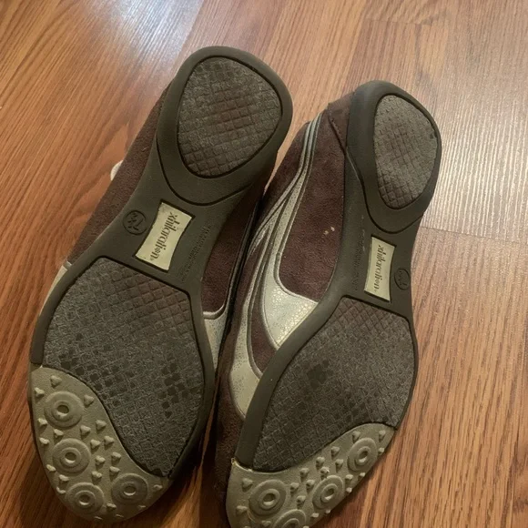 Brown and Cream sneakers. Size 7.5 - Picture 3 of 3